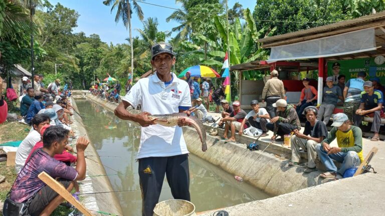 Unik, Jalin Silaturahmi Warga Tepakyang Dengan Lomba Mancing Ikan Lele