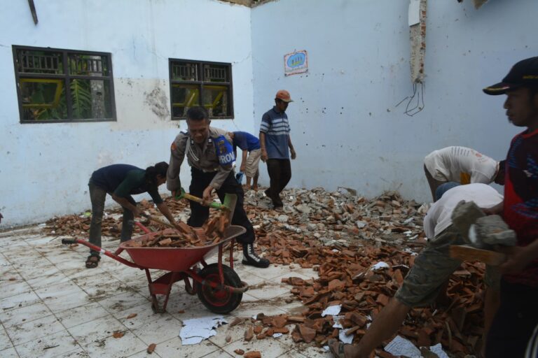 Diguyur Hujan Deras, Atap Ruang Kelas SDN 1 Pejagatan Runtuh